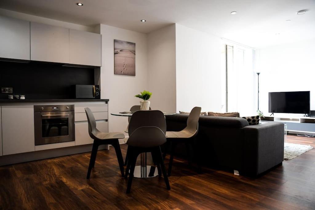 Modern 2 Bedroom Apartment - City Centre - Parking Манчестър Екстериор снимка