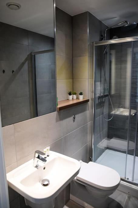 Modern 2 Bedroom Apartment - City Centre - Parking Манчестър Екстериор снимка