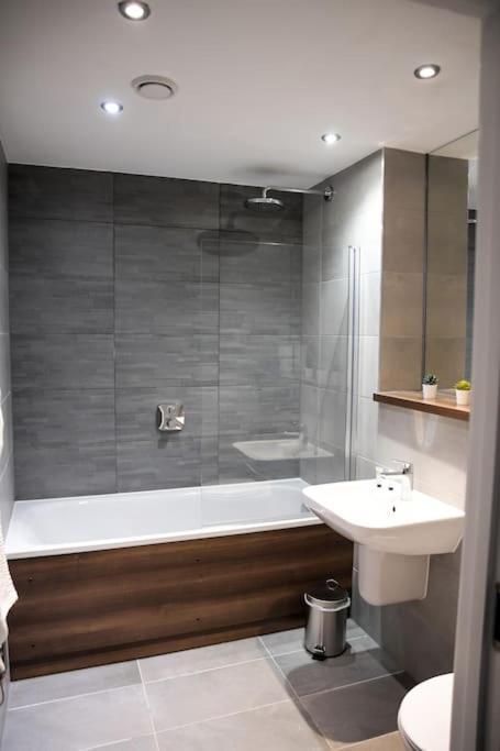 Modern 2 Bedroom Apartment - City Centre - Parking Манчестър Екстериор снимка