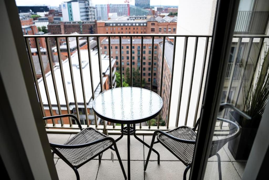 Modern 2 Bedroom Apartment - City Centre - Parking Манчестър Екстериор снимка